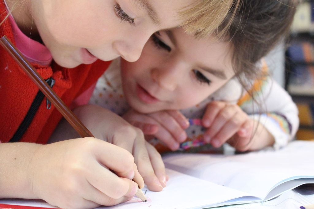 Los beneficios de los aparatos auditivos para niños: Cómo mejoran la comunicación y el desarrollo académico