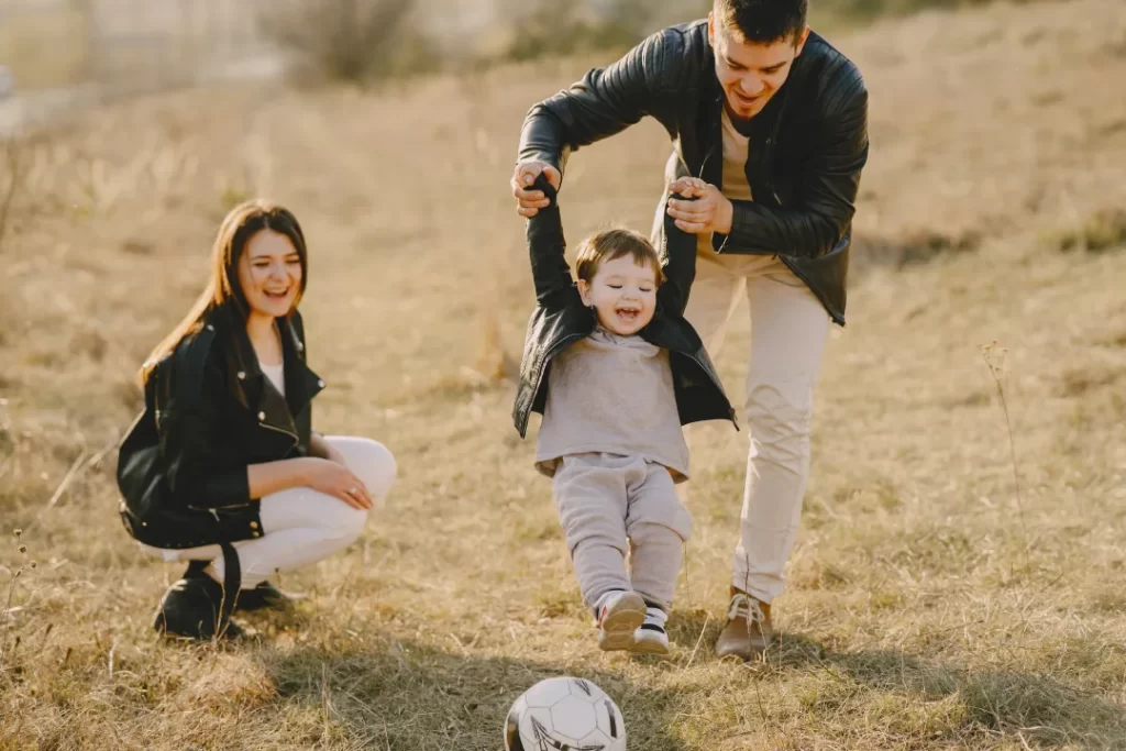 mujer y hombre con un niño de los brazos 
